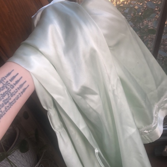 Morgan Taylor Intimates Green Satin Glamour Robe - Picture 9 of 11